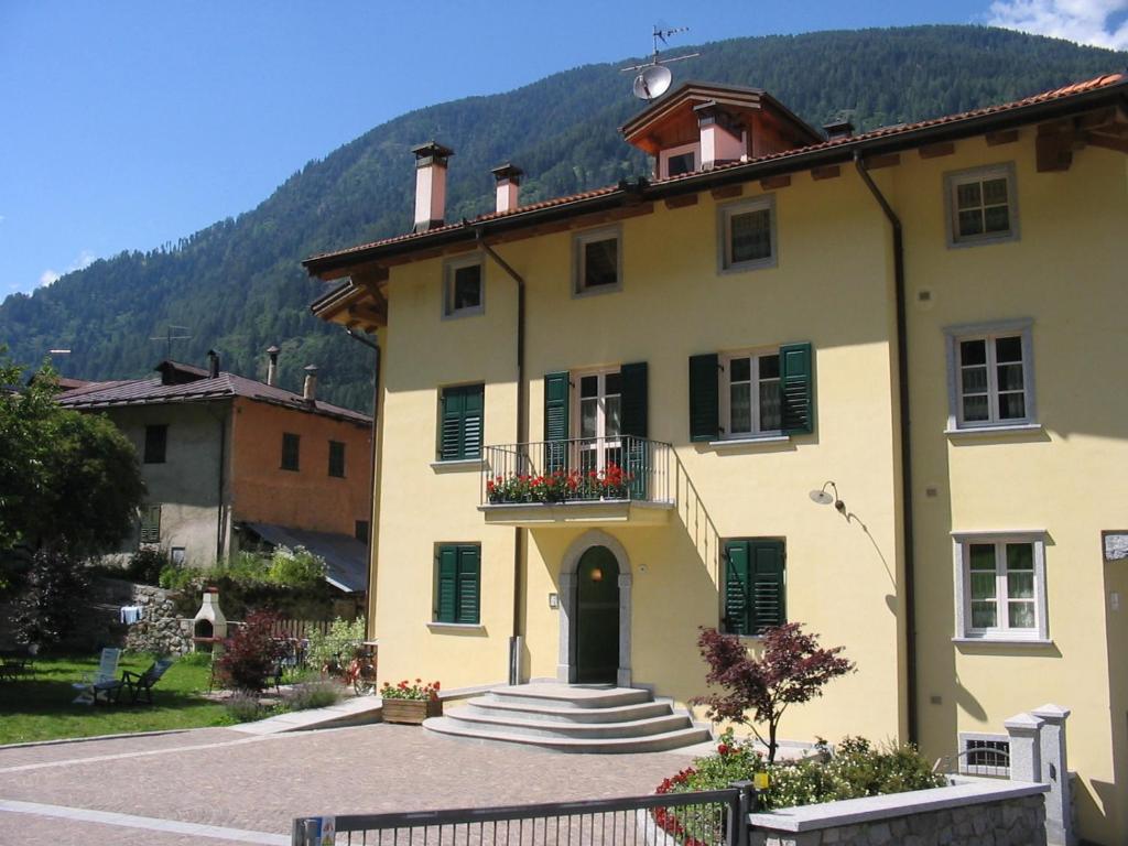 Casa Tomaselli Aparthotel Pellizzano Exterior photo