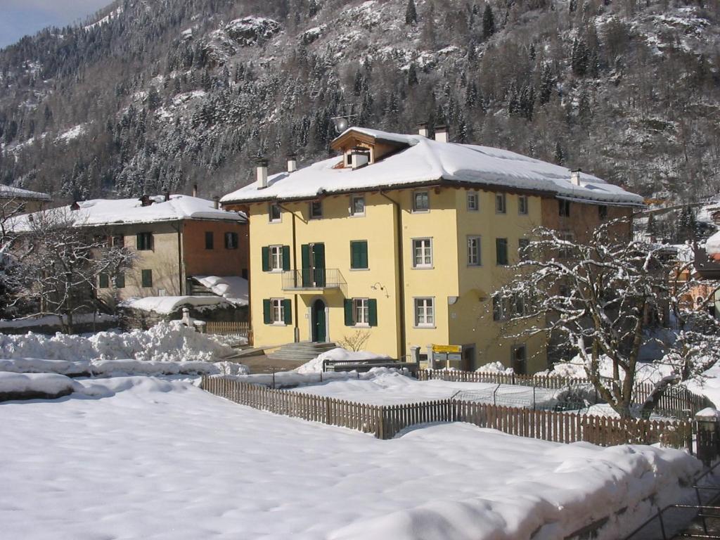 Casa Tomaselli Aparthotel Pellizzano Exterior photo