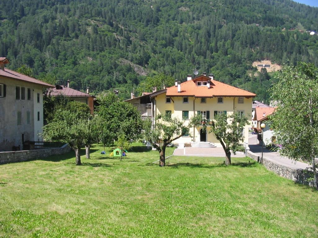 Casa Tomaselli Aparthotel Pellizzano Exterior photo